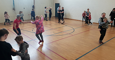Dans i Föglö grundskola med Sofia Enros och Daniel Johansson, Lindy hop socialdans, swingdans, fredagsfeeling!