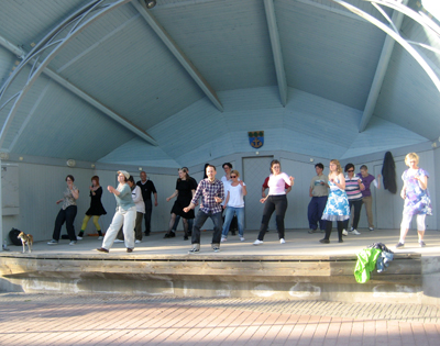 Mildreds swingskola dansar Shim Sham i Mariehamn