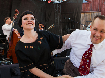 Sofia Enros och Daniel Johansson från Mildreds swingskola undervisar och dansar på Ålands sjödagar i Mariehamn, Sjökvarteret 17 juli 2015 tillsammans med Bröderna Trück